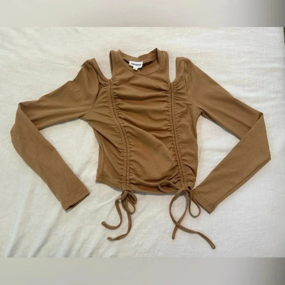 superdown Andi Ruched Top Cold Shoulder blouse top in Tan XS Revolve - Picture 5 of 8